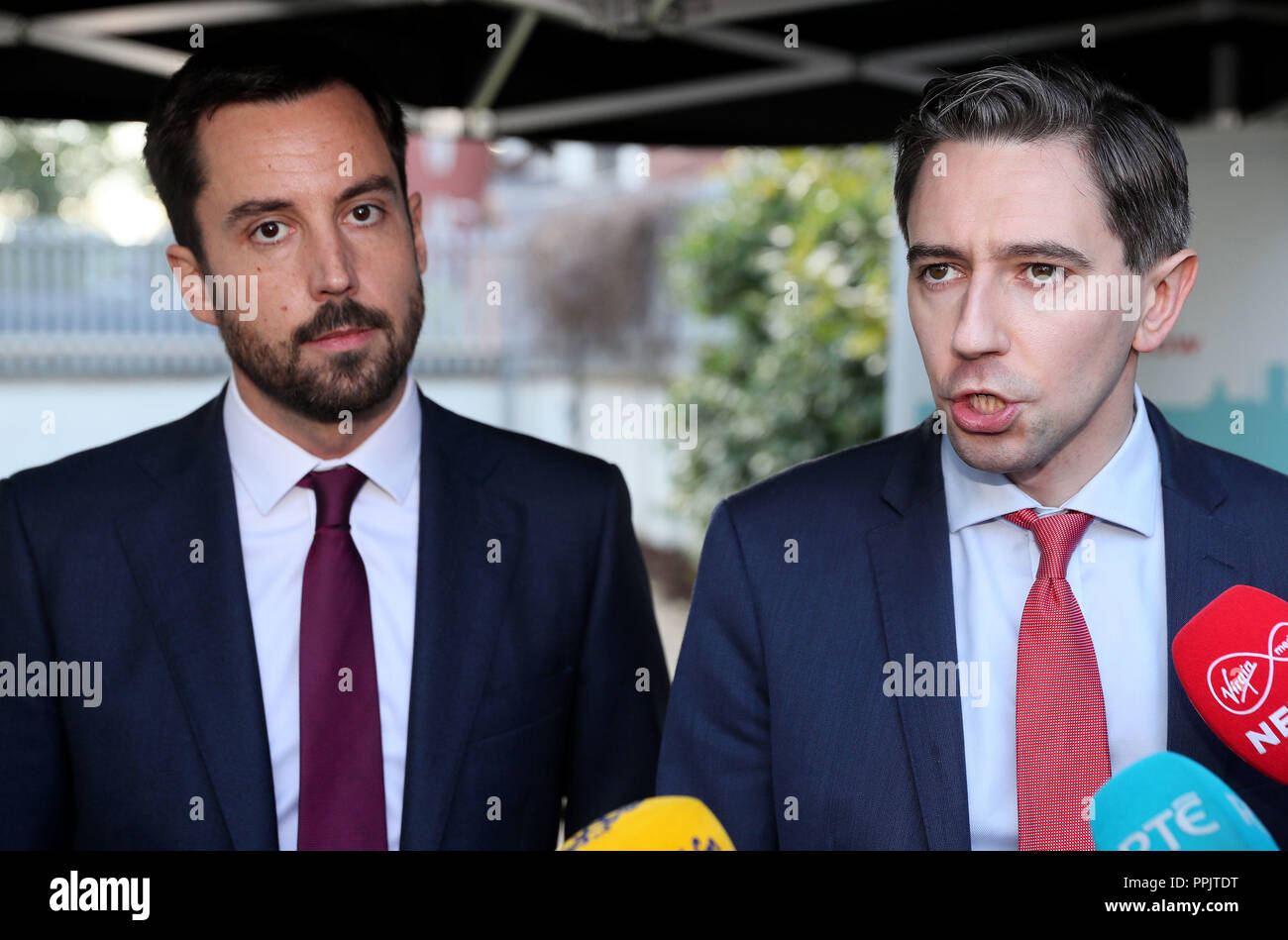 Le ministre de la santé, Simon Harris (à droite) et le ministre du Logement, Eoghan Murphy lors d'une manifestation à St Agatha's Court, North William Street, Dublin, où ils ont lancé une nouvelle initiative pour combattre le sans-abrisme. Banque D'Images
