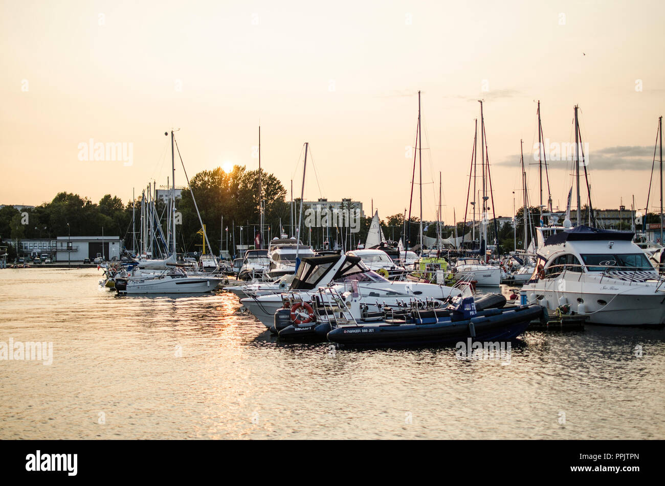 Yashts dans le milieu marin, coucher de soleil par la mer,Gdynia,Pologne,Europe Banque D'Images