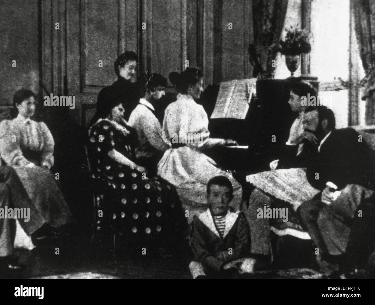 Claude Debussy (1862-1918). Compositeur français. Debussy l'exécution d'un duo au piano avec Mme Chausson, à la chambre d'Ernest Chausson (sur la droite de l'image), 1893. Banque D'Images