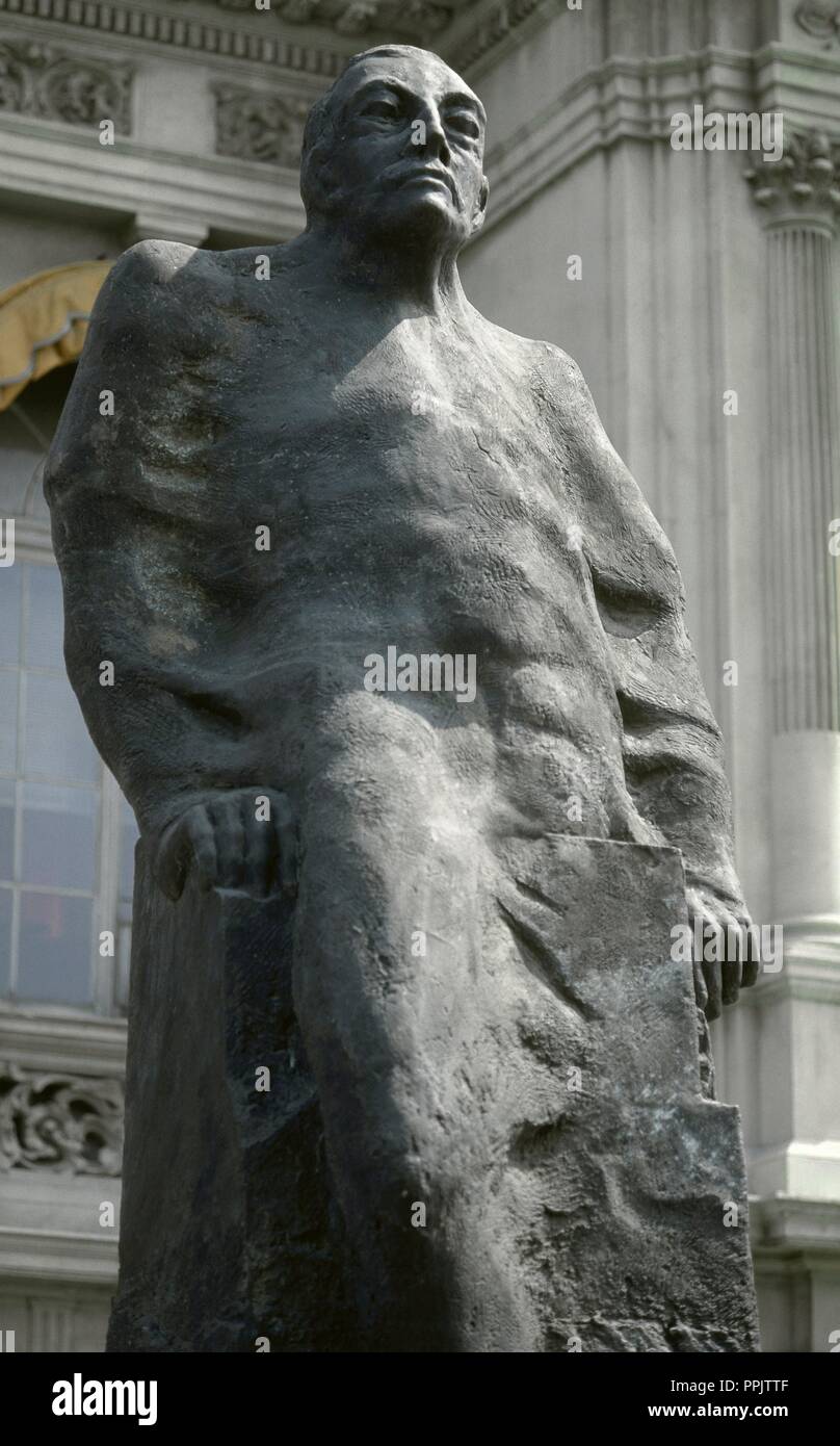 Romulo Alsina Bosch (Barcelona, 1852 - Barcelone, 1923). Politicien et homme d'affaires espagnol. Maire de Barcelone en 1905. Monument par Robert Krier (b.1938), 1992 situé dans Portal de la Pau Square. Barcelone, Catalogne, Espagne. Banque D'Images