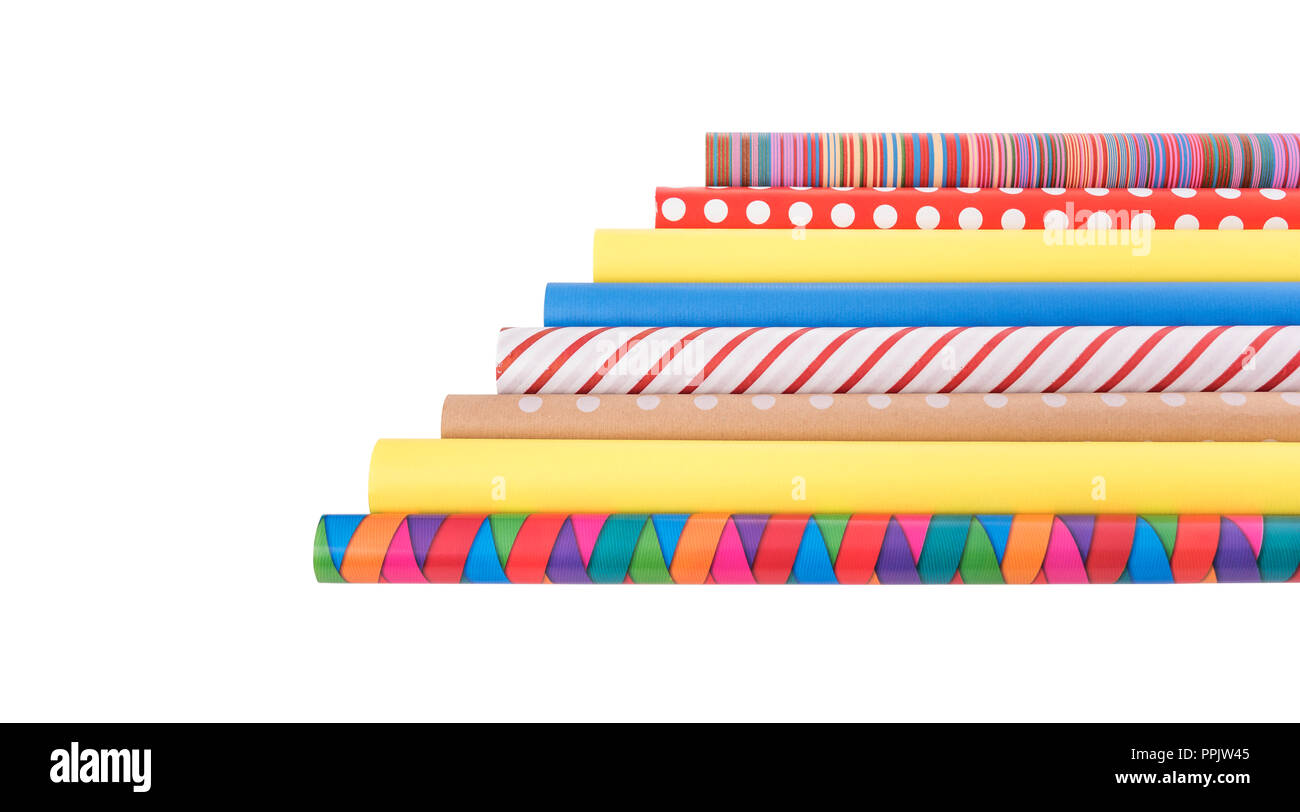 Rouleaux de papier d'emballage multi-couleurs sur un fond blanc. Banque D'Images