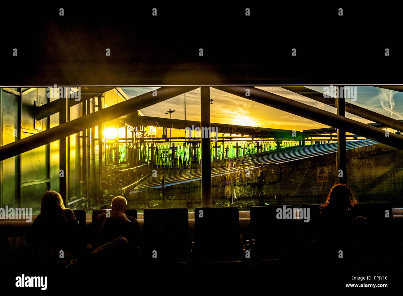 Lever du soleil à l'aéroport de Bristol, BRS, Englnd, UK. Voir à partir de la borne salle des départs Banque D'Images