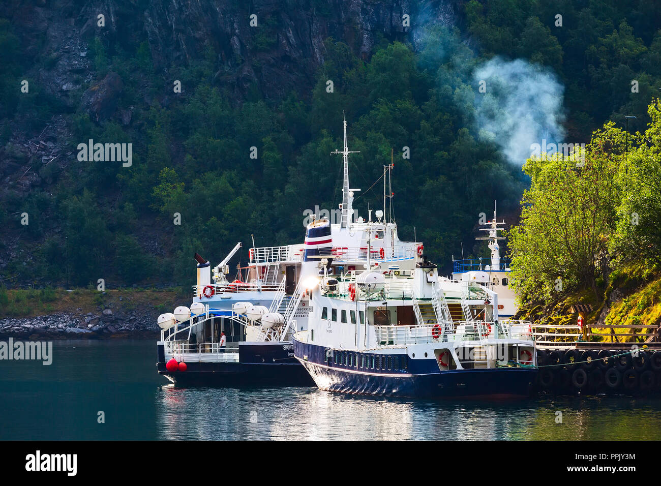 Flam, Norvège - 31 juillet 2018 : Norwegian fjord de Sogn au village, les navires et les bateaux de croisière Banque D'Images