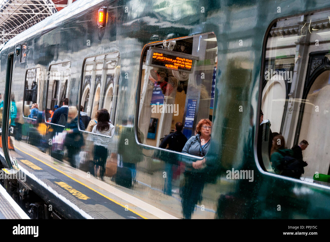 Réflexions de passagers dans un train à la gare de Paddington GWR, London, UK Banque D'Images