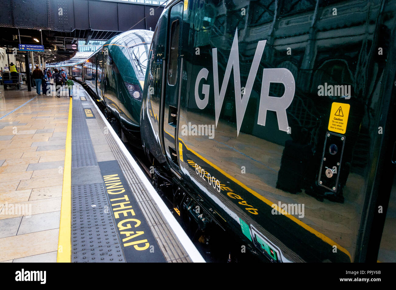 Réflexions de passagers dans un train à la gare de Paddington GWR, London, UK Banque D'Images
