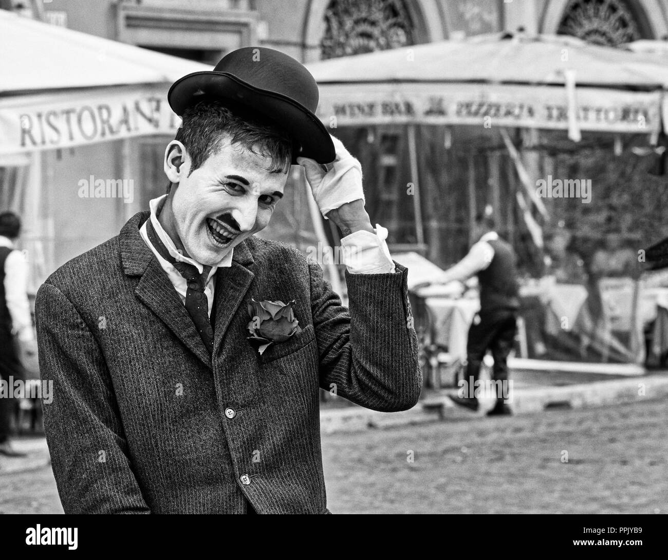 Italie, Rome, mars 2018 8/, Mime habillé comme Charlie Chaplin dans la Piazza Navona (Place Navone) Banque D'Images