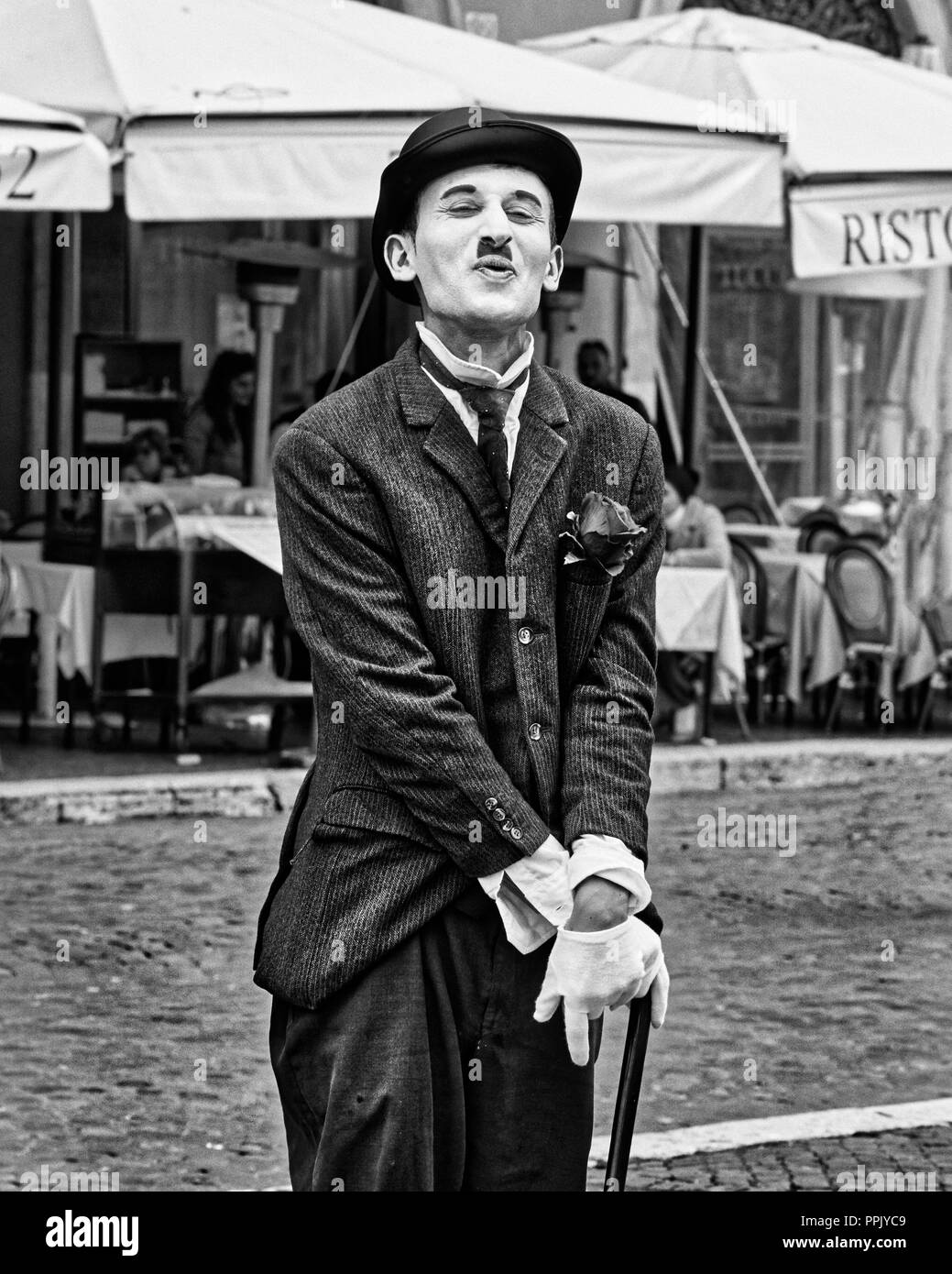 Italie, Rome, mars 2018 8/, Mime habillé comme Charlie Chaplin dans la Piazza Navona (Place Navone) Banque D'Images