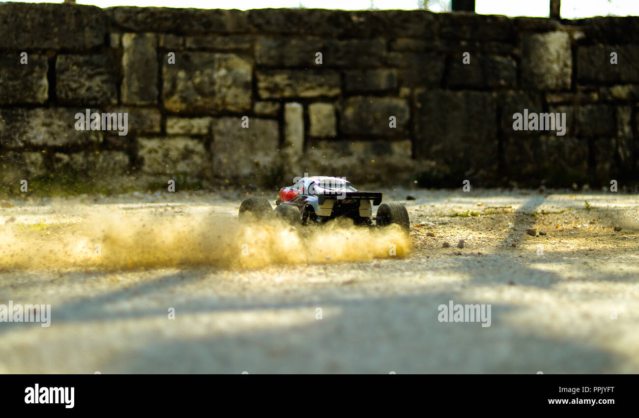 Voiture RC drifting, produisant beaucoup de poussière... Banque D'Images