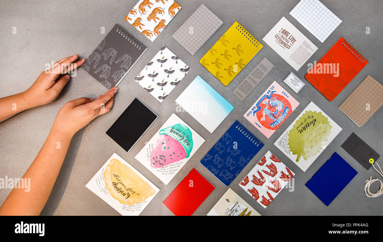 Mise à plat de la photographie de produits divers des blocs-notes, cartes postales, illustrations typographie Banque D'Images