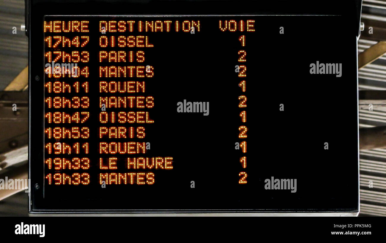 L'affichage électronique conseil départs horaires de train pour Paris à Gare de Vernon, France Banque D'Images