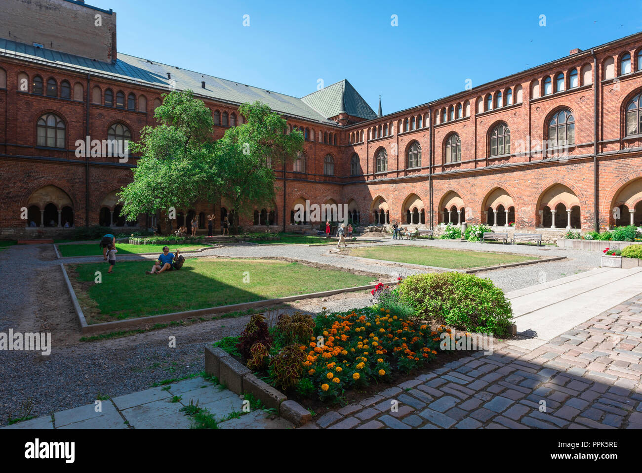 Cathédrale de Riga, vue en été sur le cloître pittoresque et le jardin du quadrilatère dans les quartiers de la cathédrale de la ville, Riga, Lettonie. Banque D'Images