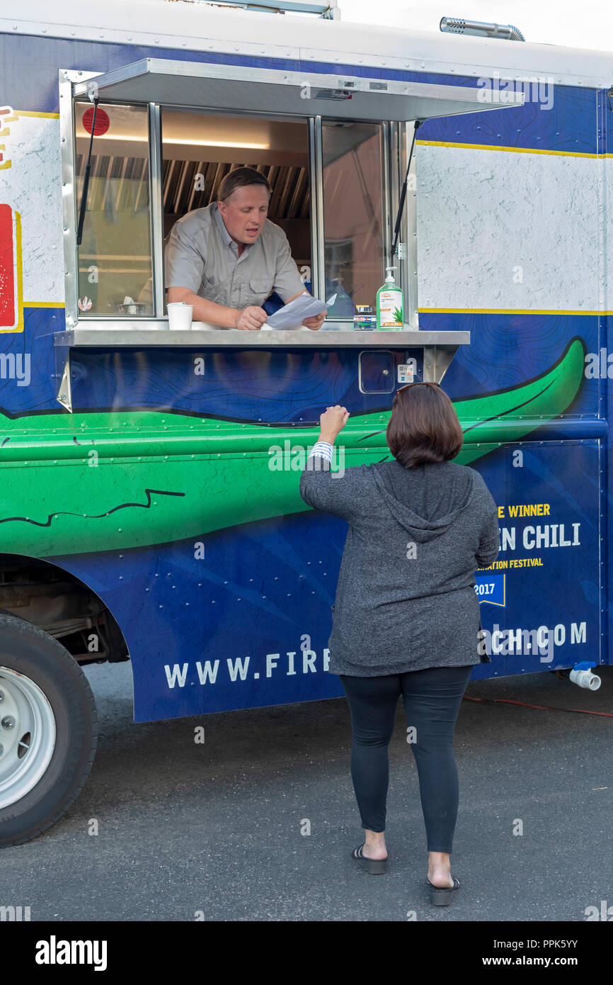 Golden, Colorado - Adam Hjermstad prend une commande à son feu dans la berline camion alimentaire, où il sert de piment vert et d'autres des plats inspirés du Colorado. Banque D'Images