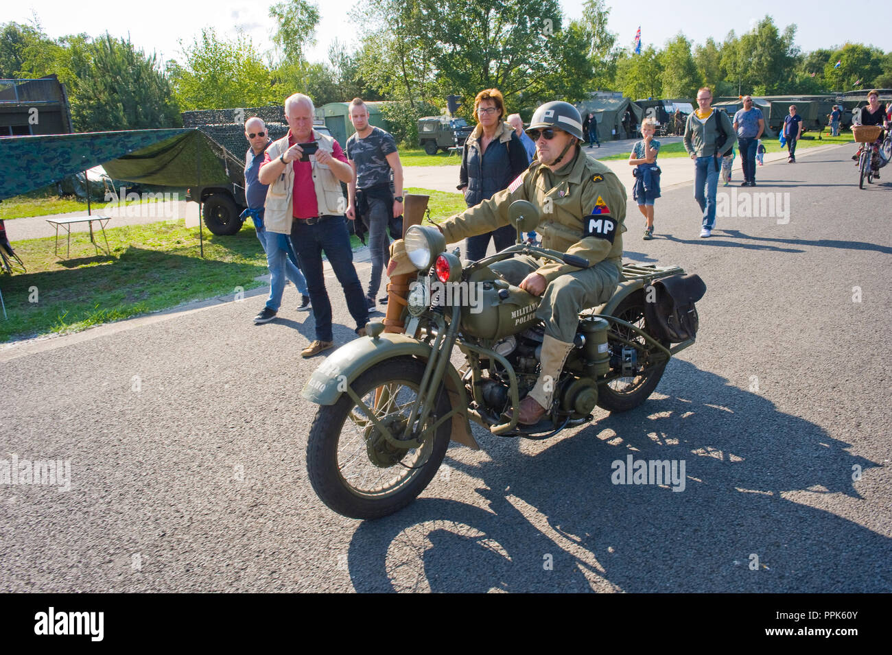 ENSCHEDE, Pays-Bas - le 01 sept., 2018 : une moto en passant par l'armée militaire au cours d'un spectacle. Banque D'Images