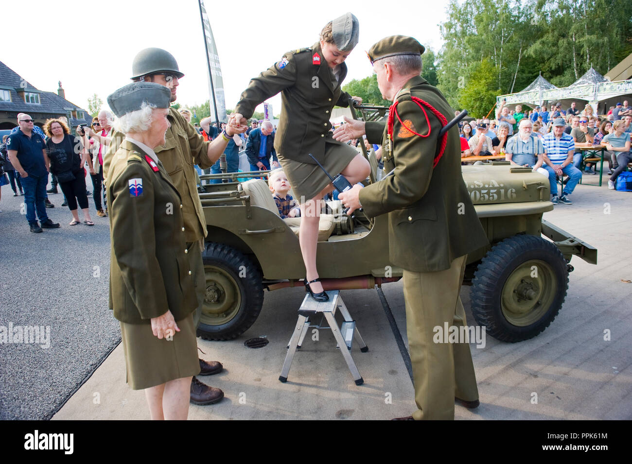 ENSCHEDE, Pays-Bas - le 01 sept., 2018 : un chanteur de 'Sgt. Wilson's army show' sortir d'une jeep de l'armée militaire au cours d'un spectacle. Banque D'Images