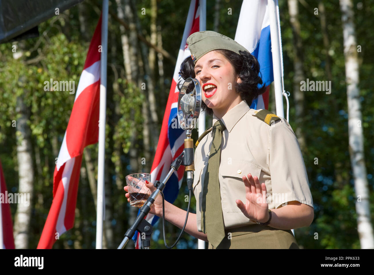 ENSCHEDE, Pays-Bas - le 01 sept., 2018 : un chanteur de 'Sgt. Wilson's army show 'faire leur stage act avec 40 chansons historiques militaires au cours d'une Banque D'Images