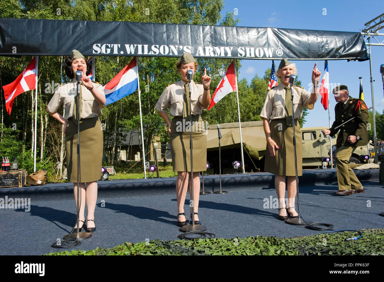 ENSCHEDE, Pays-Bas - le 01 sept., 2018 : 'Sgt. Wilson's army show 'faire leur stage act avec 40 chansons historiques au cours d'un show de l'armée militaire. Banque D'Images