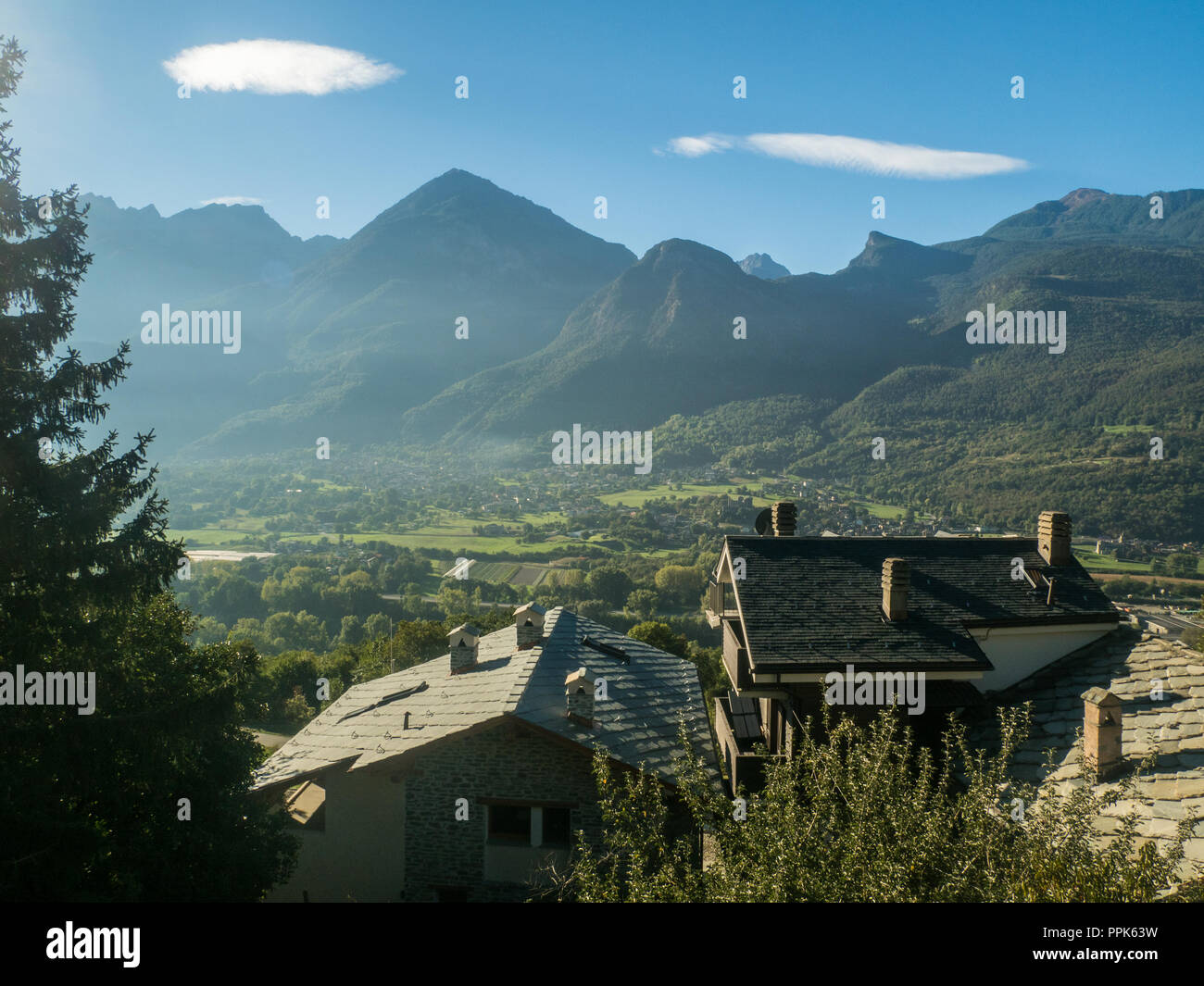 Vallée d'aoste NW Italie recherche vers la ville de Fenis Banque D'Images