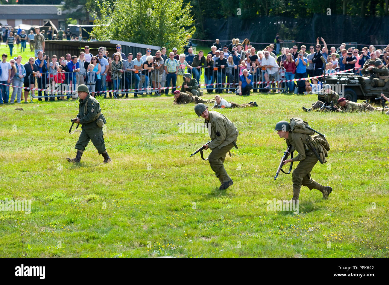 ENSCHEDE, Pays-Bas - le 01 sept., 2018 : soldats et de tir de l'armée militaire au cours d'un spectacle pour public. Banque D'Images