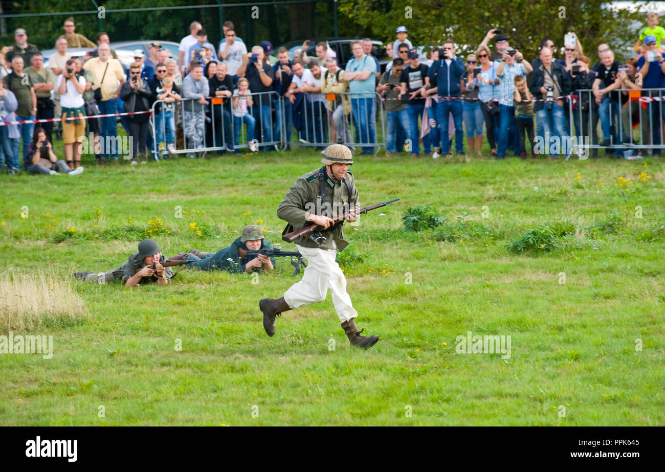 ENSCHEDE, Pays-Bas - le 01 sept., 2018 : soldats et de tir de l'armée militaire au cours d'un spectacle pour public. Banque D'Images
