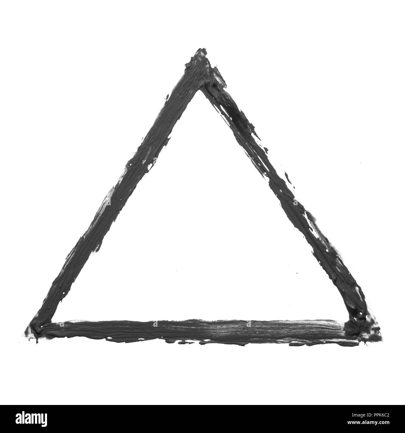 Triangle noir dessiné par la gouache sur un fond blanc Banque D'Images