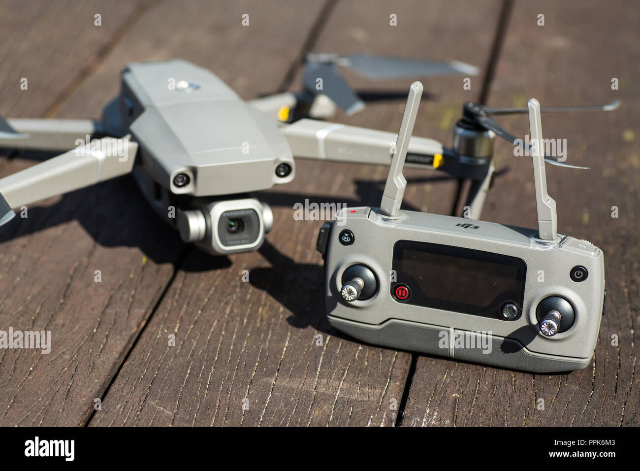 Un ensemble complet de 2 Mavic pro et une télécommande (RC) Banque D'Images