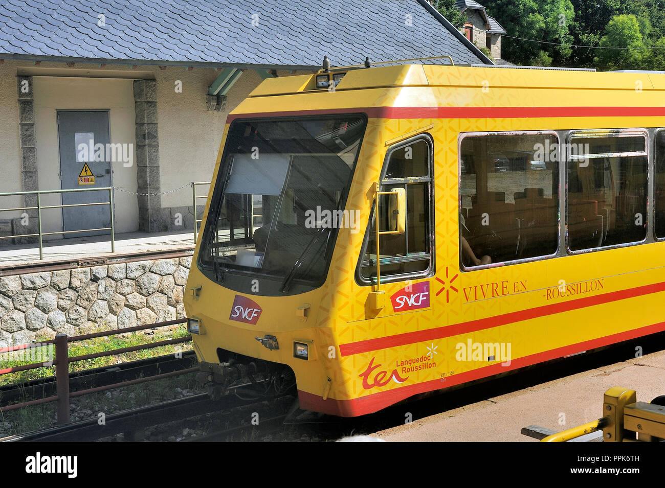 Un TER train régional en attendant le départ de la station Mont Louis Banque D'Images