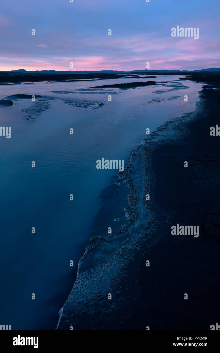 La plaine alluviale glaciaire volcanique noire paysage de la rivière Jökulsá á Fjöllum dans le Parc National de Vatnajökull en Islande du nord. Banque D'Images