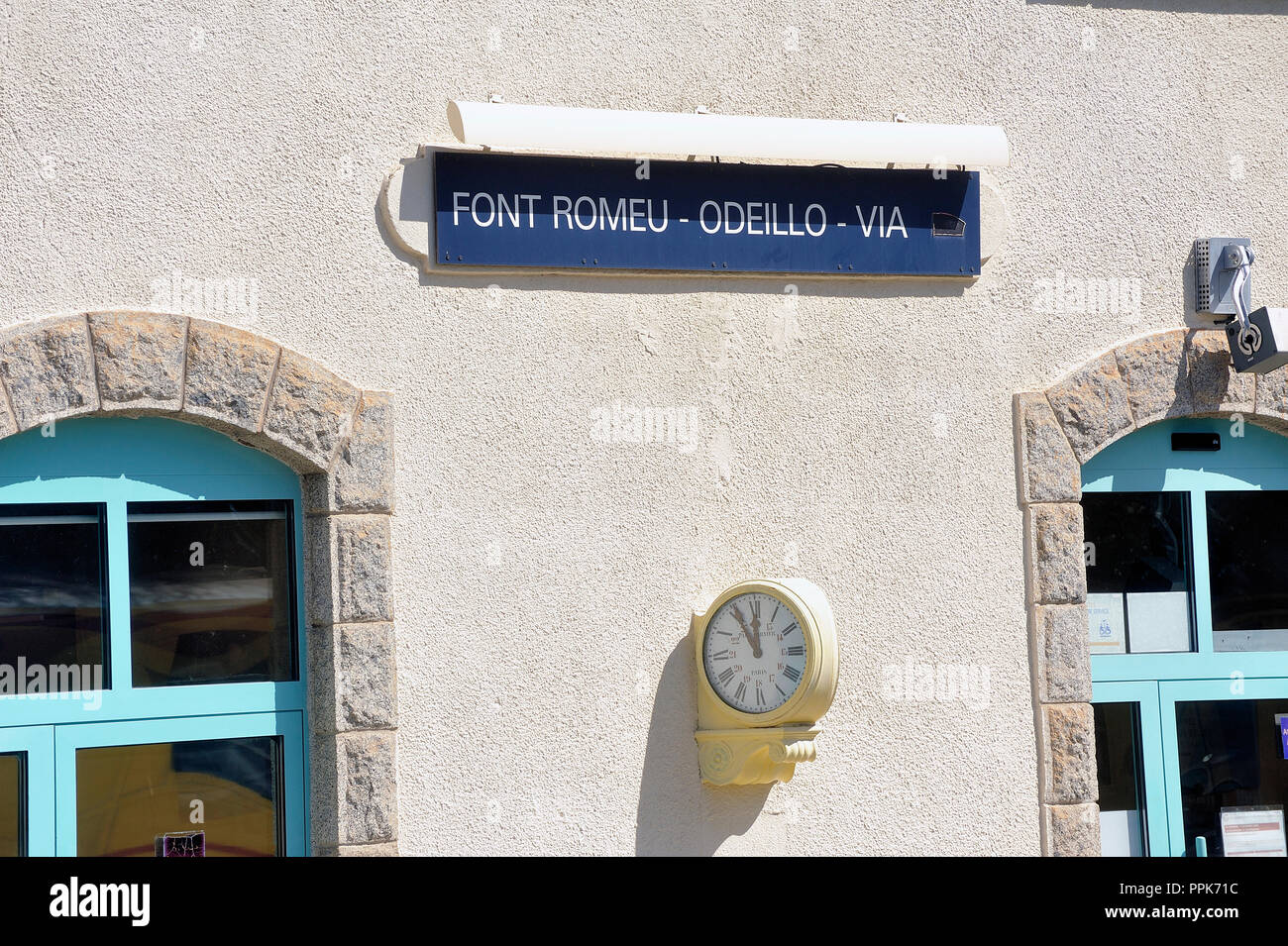 Le petit train jaune station à Font Romeu-Odeillo dans les Pyrénées Banque D'Images