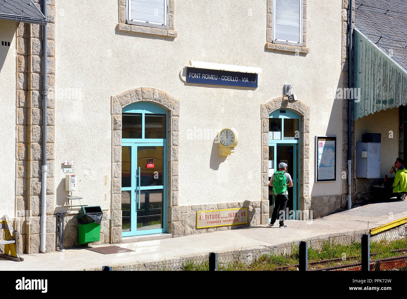 Le Petit Train Jaune Station à Font Romeu Odeillo Dans Les