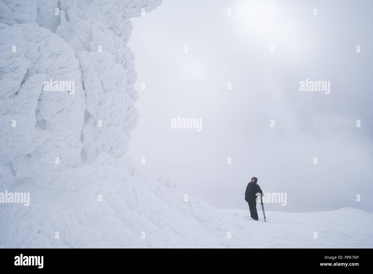 Météo montagne sévère en hiver. La neige et le givre sur les rochers. Tourisme d'aventure en randonnée pédestre Banque D'Images