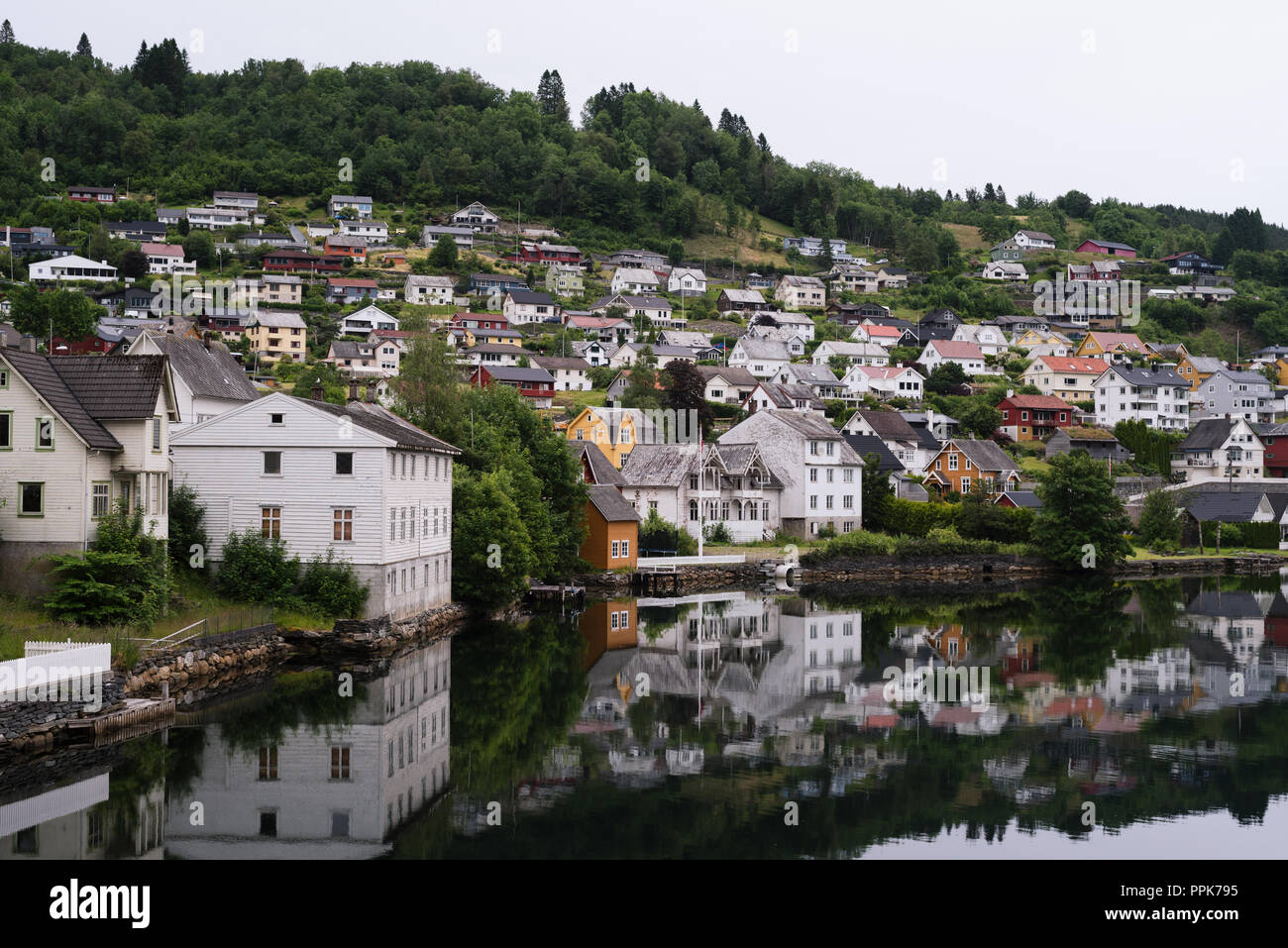 Norheimsund - Norwegian fjord près de la ville de Wallonie, la Norvège. Météo nord couvert. La réflexion de miroir dans l'eau Banque D'Images
