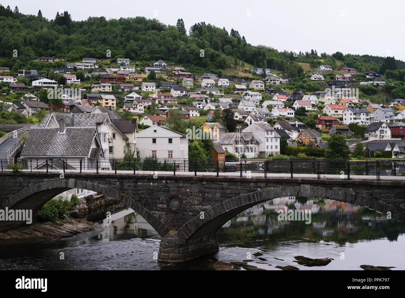 Norheimsund - Norwegian fjord près de la ville de Wallonie, la Norvège. Vieux pont de pierre sur l'eau. Météo nord couvert Banque D'Images