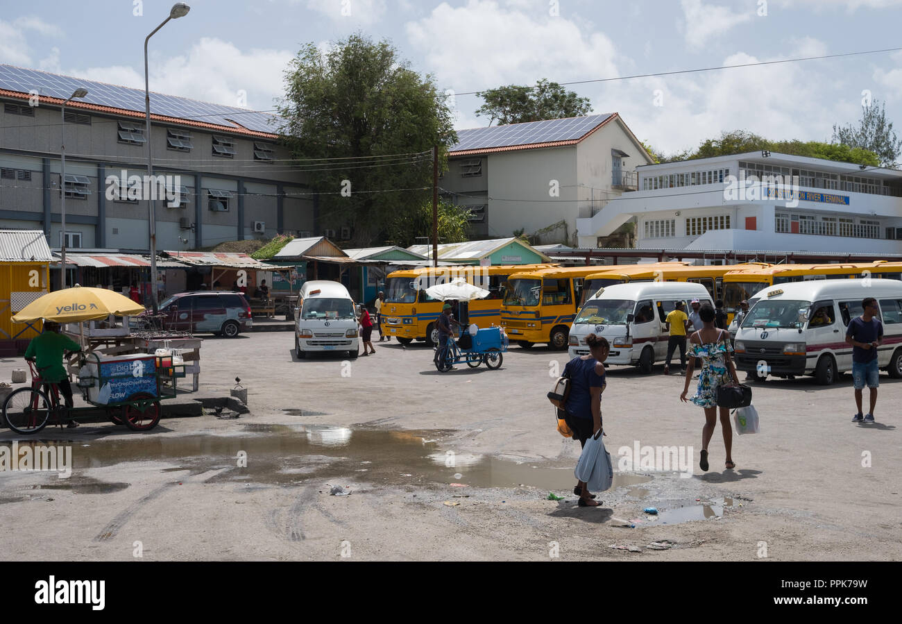 Les bus et taxis, Constitution River Terminal, Bridgetown, Barbade Banque D'Images