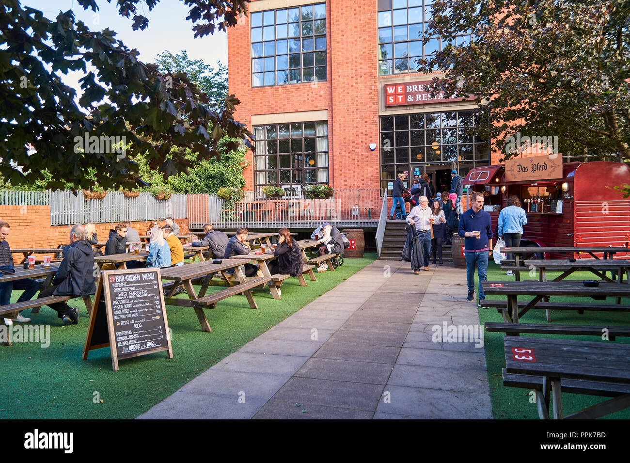 Café en plein air et une entrée à l'ouest sur le livre vert, un restaurant populaire et brasserie à Glasgow. Banque D'Images