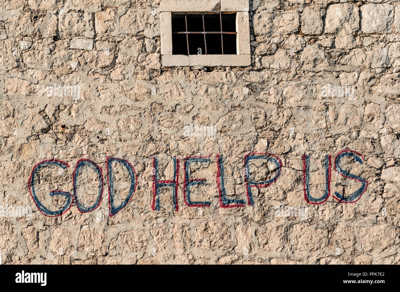 Graffiti sur un mur de pierre à lire 'Que Dieu nous aide" Banque D'Images