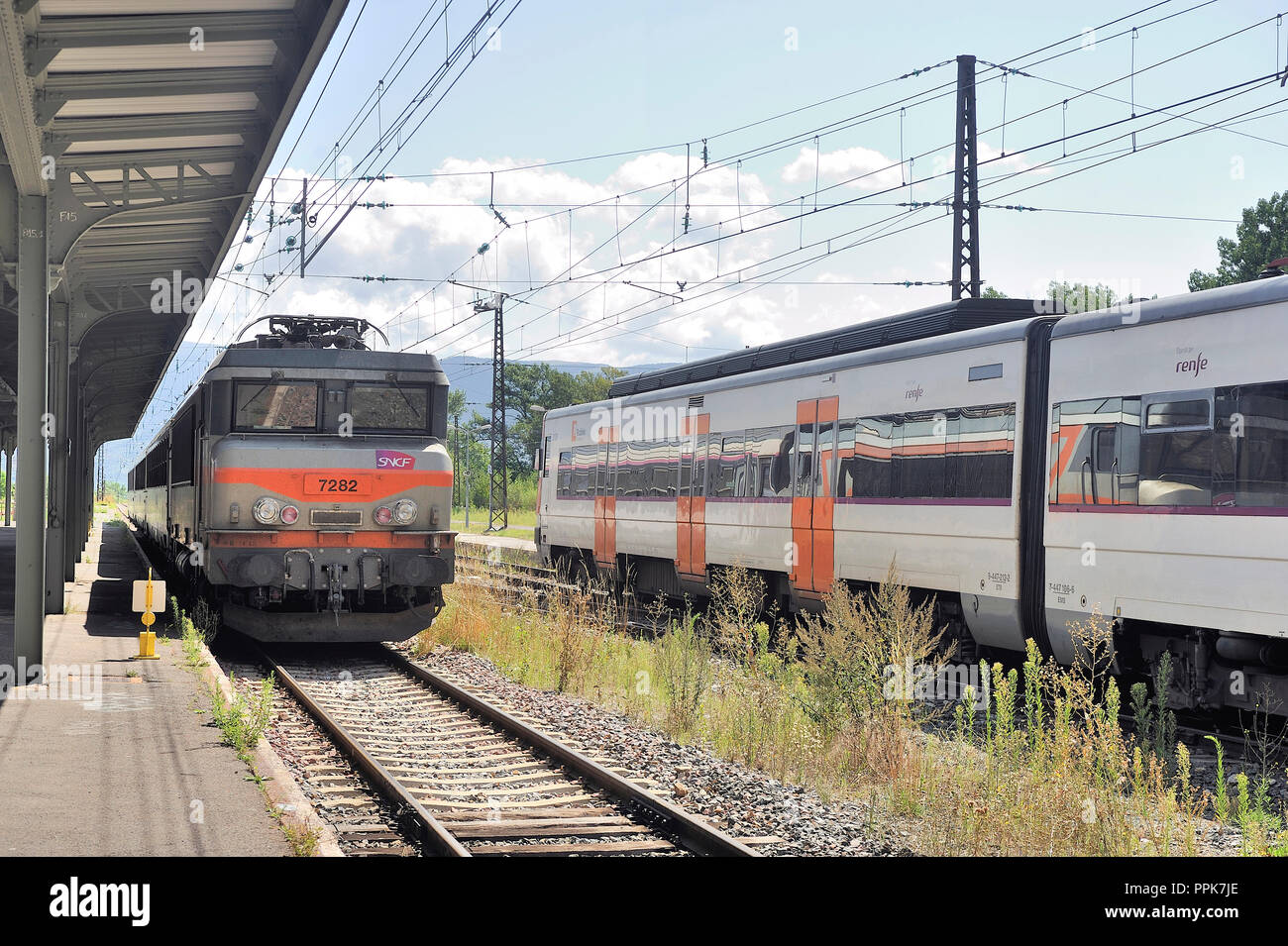 Locomotive en gare de Latour de Carol dans les Pyrénées avec le logo SNCF sur la face avant Banque D'Images