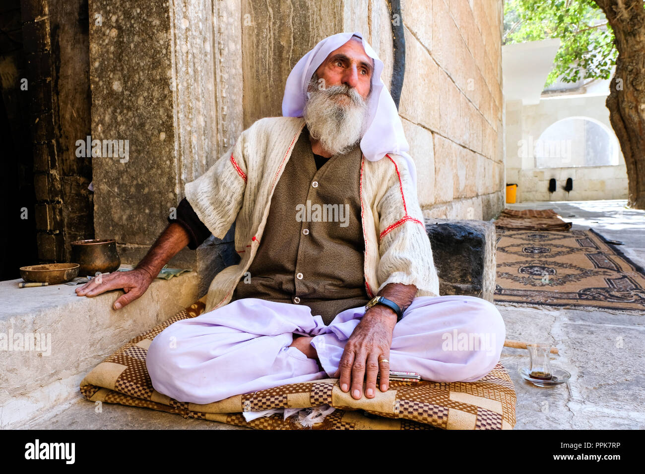 Yézidis vieux homme assis à tre Entrée du Temple yézidi Lalish, holiest Shrine of the yézidis à Lalish, le nord de l'Irak, du Kurdistan - Jesidischer Lalish Kurdistan, Nord-Irak im Tempel Banque D'Images