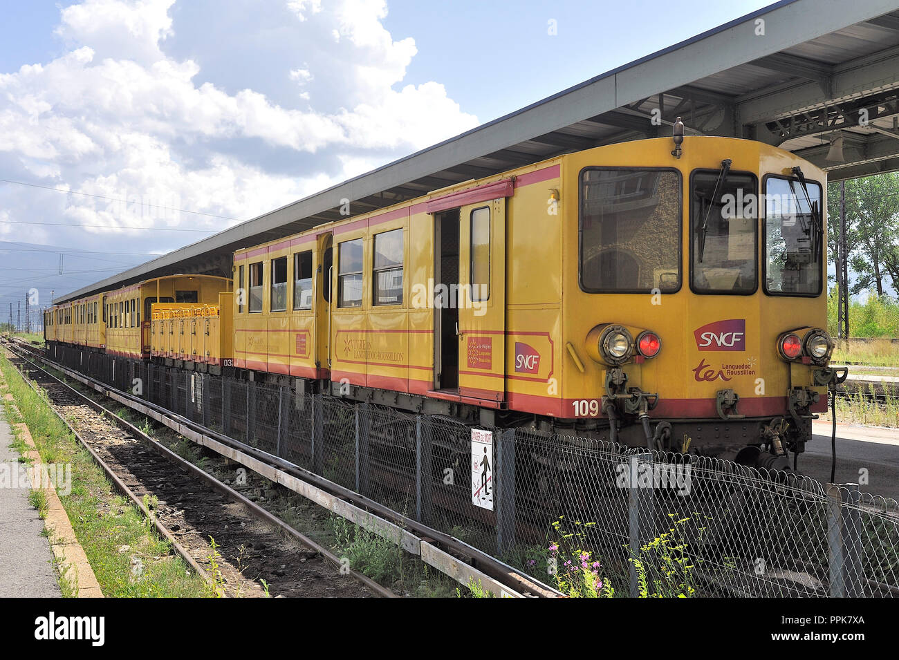 Petit train jaune train régional TER du Languedoc Roussillon qui traverse les Pyrénées en gare de Latour de Carol qui est le terminus Banque D'Images
