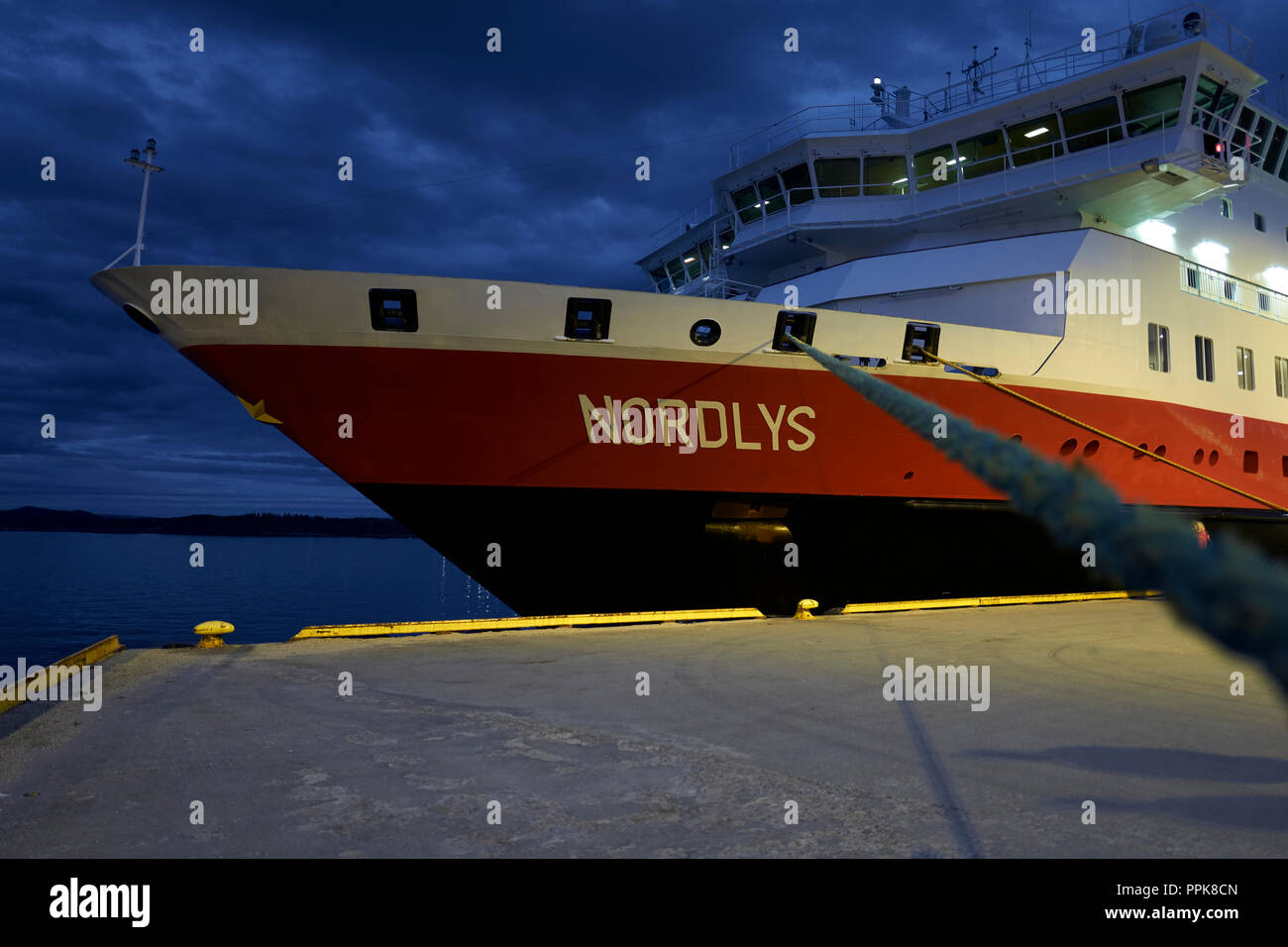Le ferry Hurtigruten, MS NORDLYS, amarré à Rørvik à Dusk. Norvège. Banque D'Images