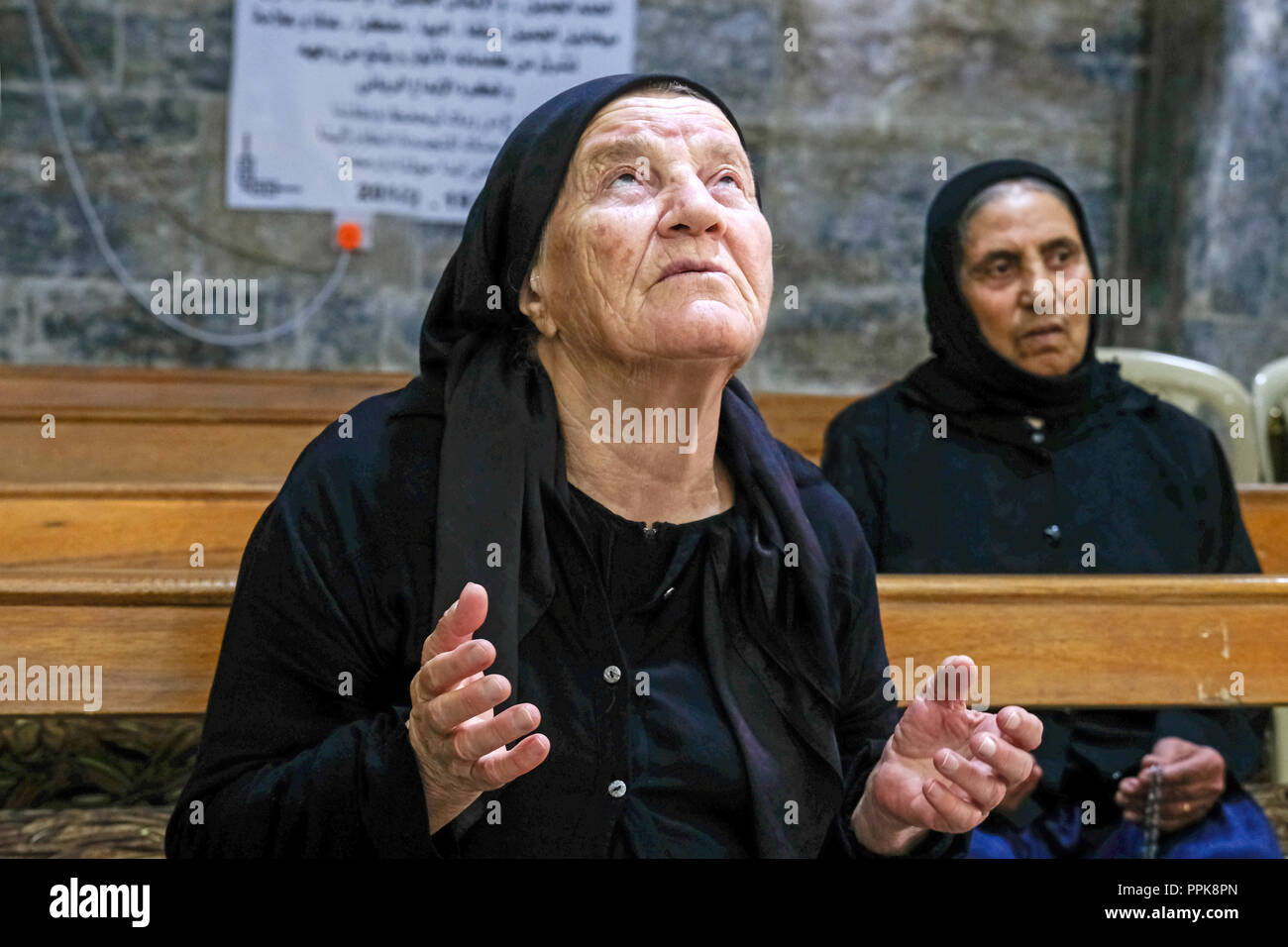 Femme Chrétienne avec foulard prier dans une église dans la région kurde du nord de l'Irak, Banque D'Images