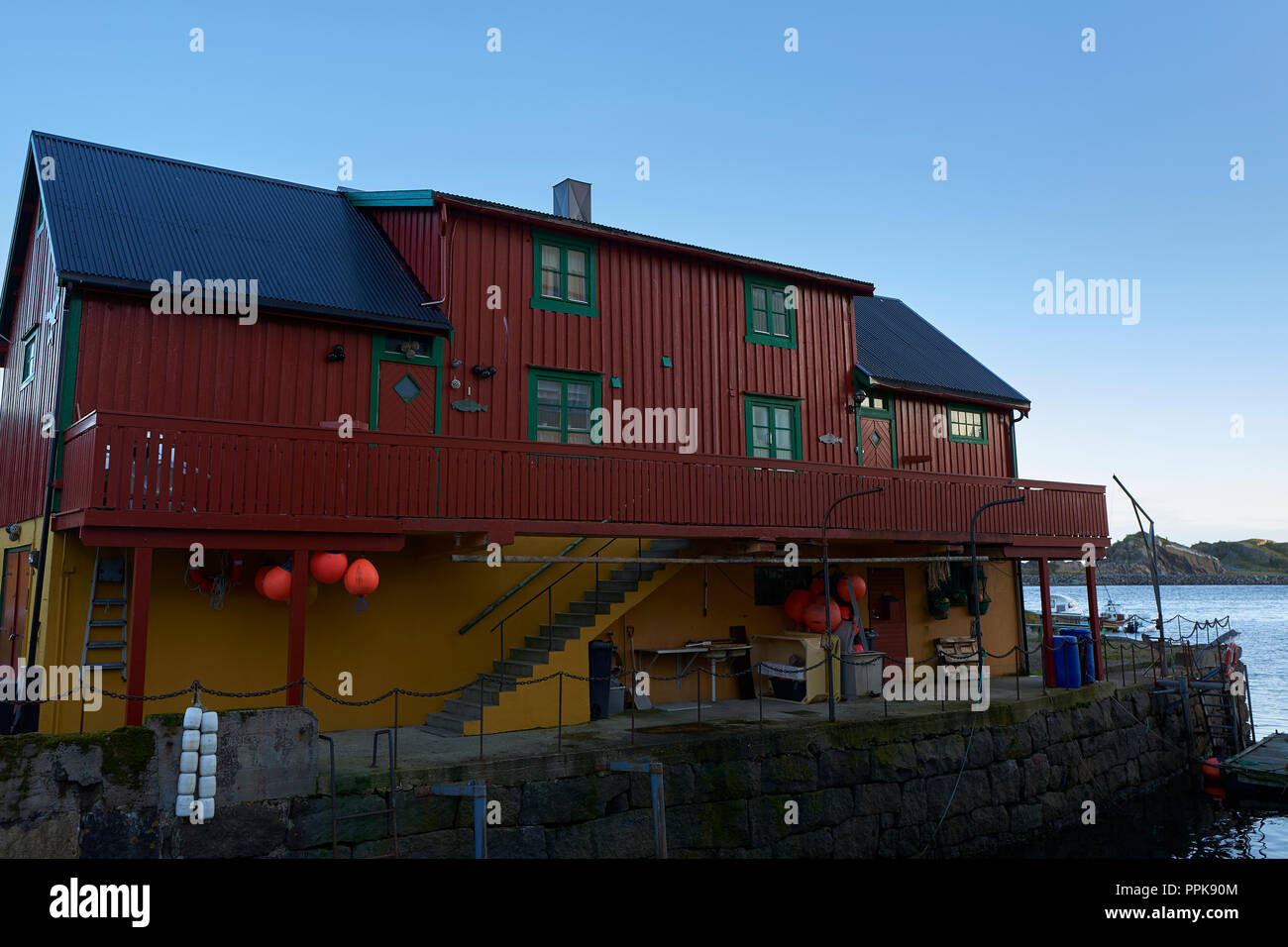 Des cabanes de pêcheurs restauré (Rorbuer ou Rorbu), peint dans le rouge de Falun (Falu rouge), dans le village de pêcheurs le saharien, la Norvège. Banque D'Images