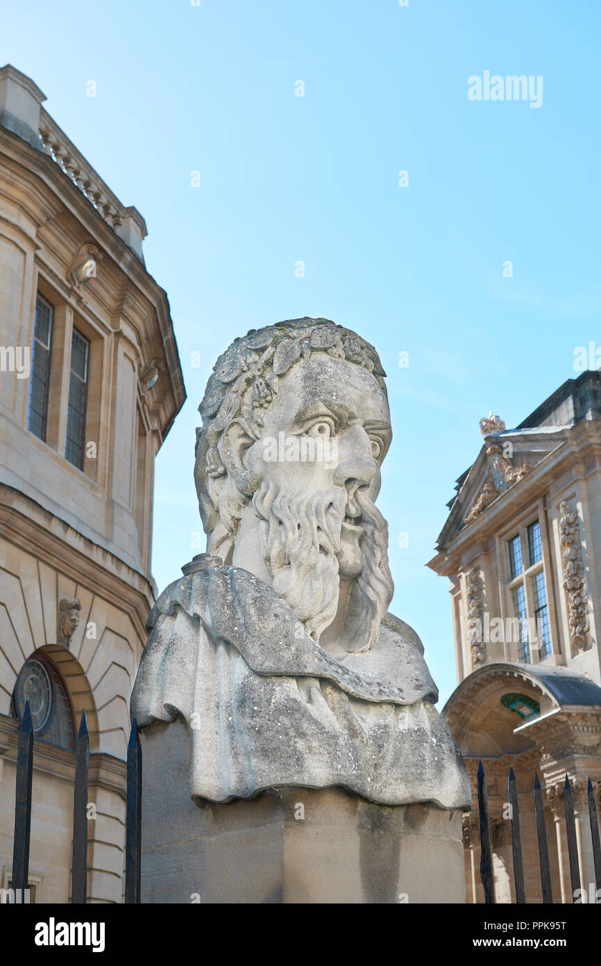 Buste de Pierre à l'extérieur du Sheldonian Theatre, de l'université d'Oxford, en Angleterre. Banque D'Images