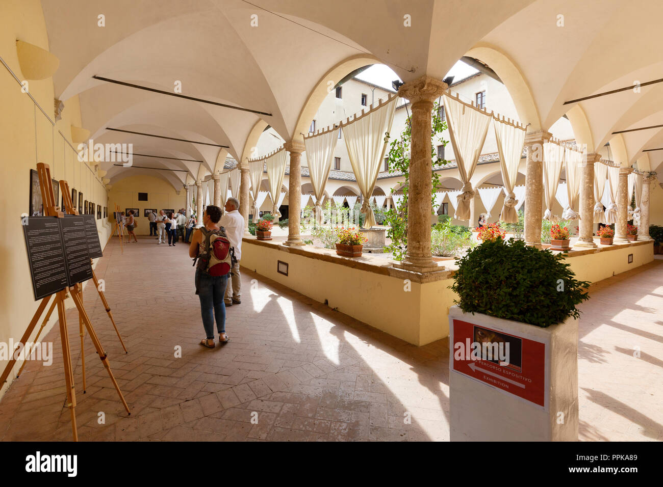 Hôtel Italie - personnes dans le cloître, dans l'intérieur de l'Hôtel Relais, Pienza, Toscane Italie Europe Banque D'Images