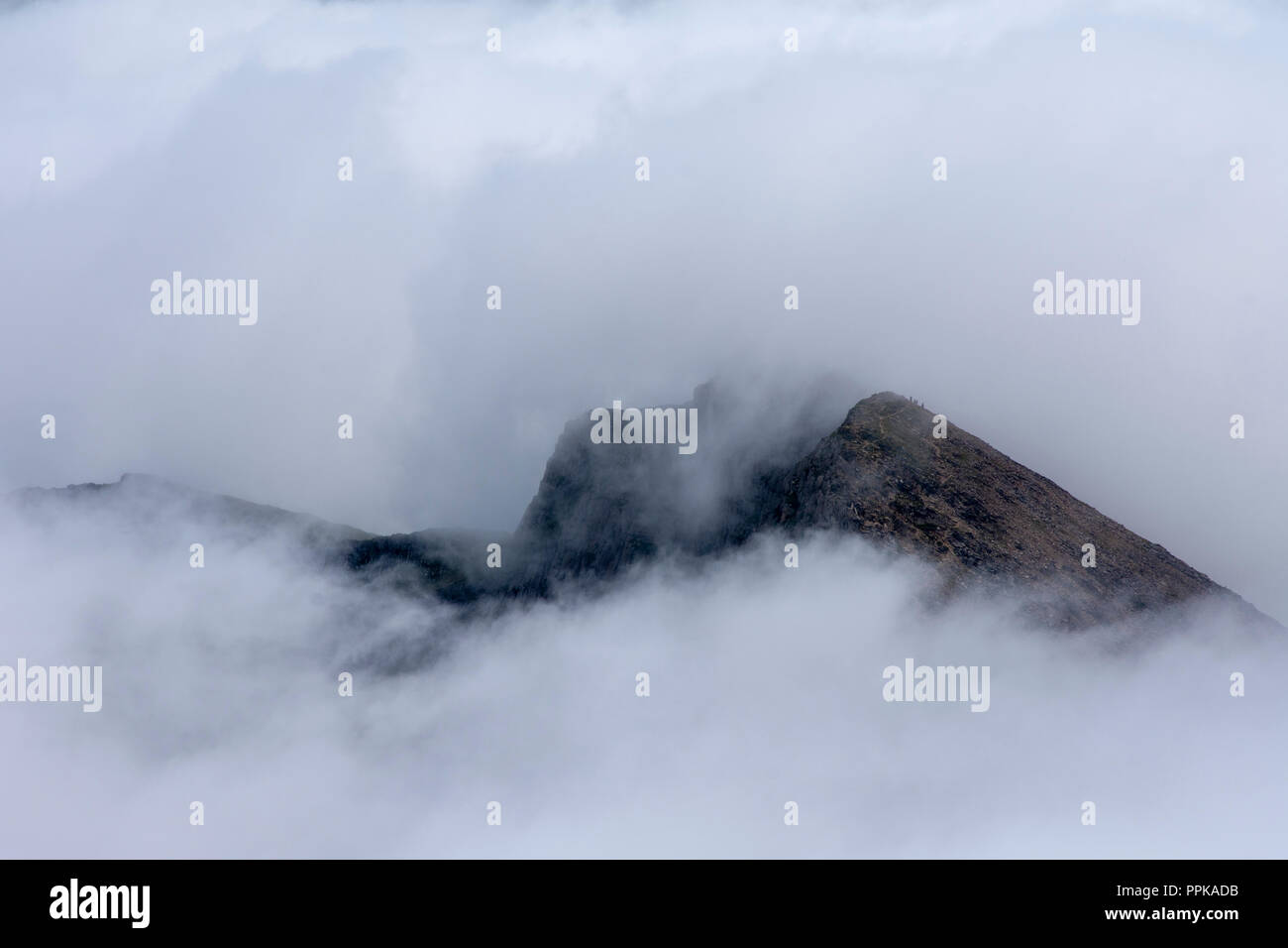 Enveloppée de nuages Y Lliwedd vue depuis le dessus de Snowdon Banque D'Images