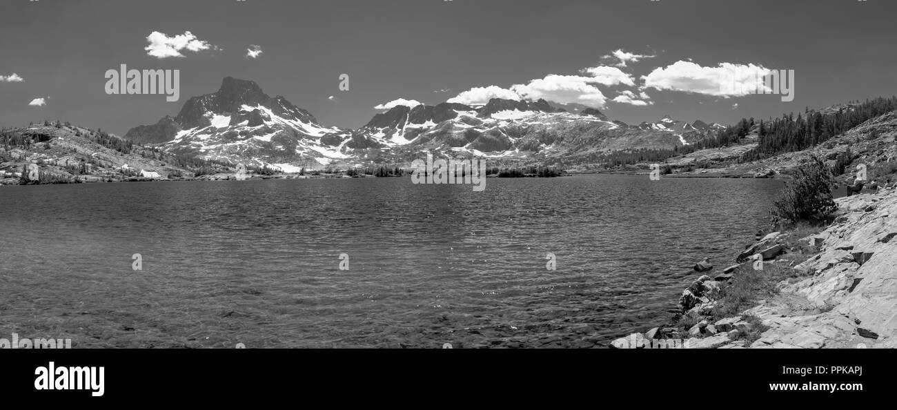 Partir sur 1000 Island Lake ; Ansel Adams Wilderness, Inyo National Forest, la Sierra Nevada, en Californie, USA. Banque D'Images