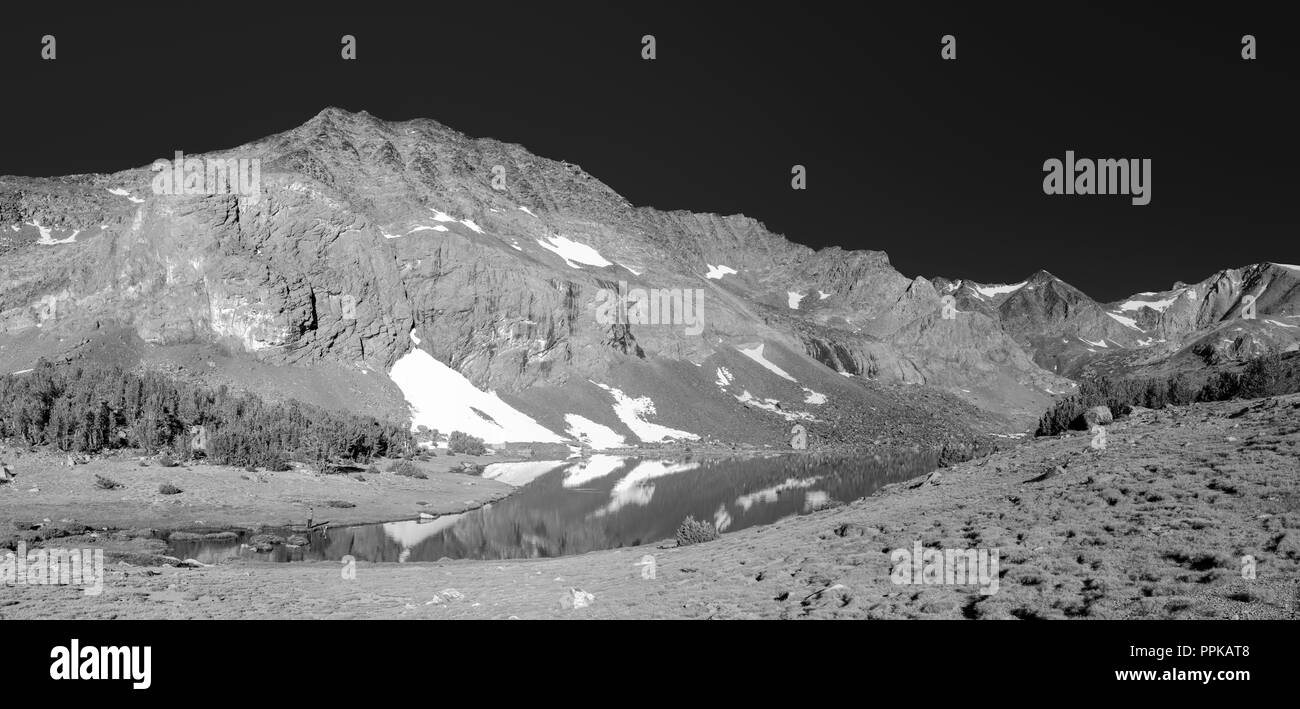 Un pêcheur prend ses chances ; Aube sur Alger lacs avec Pic Blacktop en arrière-plan ; Ansel Adams Wilderness, Inyo National Forest, Sierra Nevad Banque D'Images