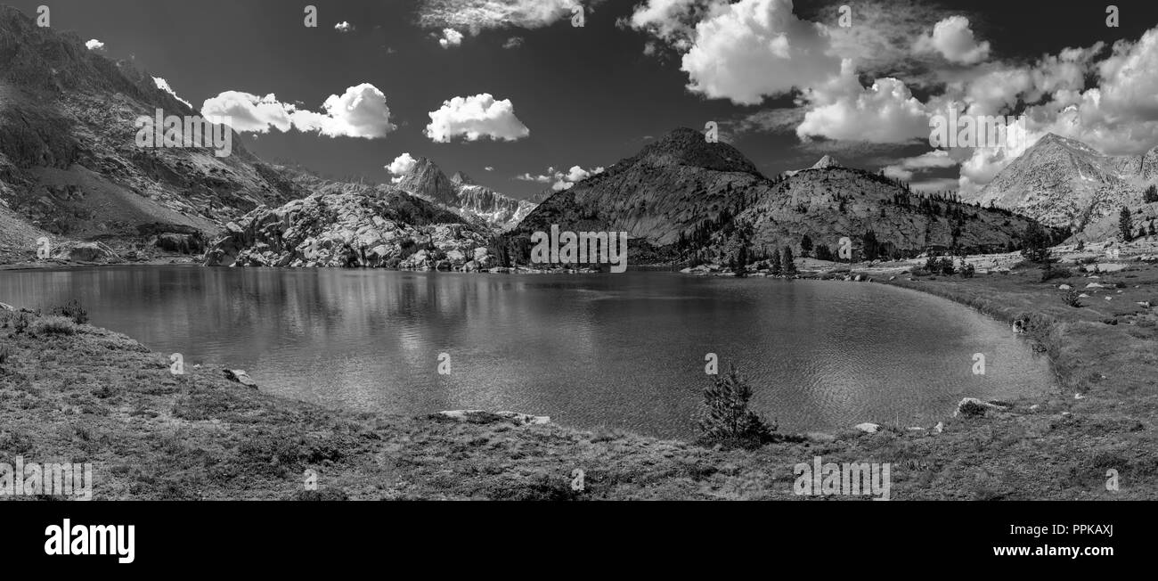 Lac de l'évolution. John Muir Trail/Pacific Crest Trail ; Sequoia Kings Canyon désert, le Parc National Kings Canyon, Sierra Nevada, en Californie, Banque D'Images