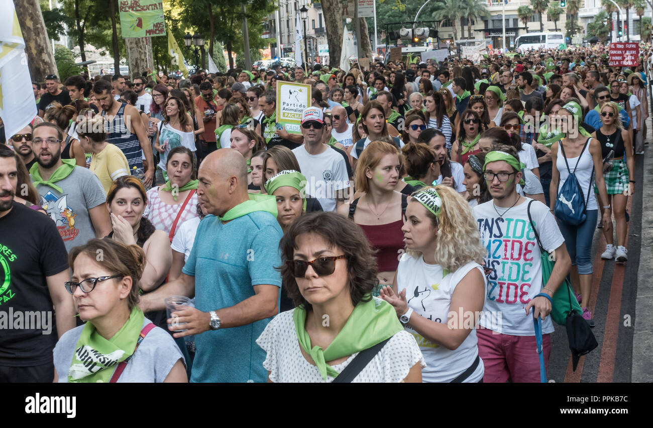 MADRID, le 15 septembre, 2018 marcheurs : protester contre la mort des taureaux dans les corridas, et d'autres mauvais traitements infligés aux animaux, exigeant la tauromachie en Espagne sont supprimés. Banque D'Images