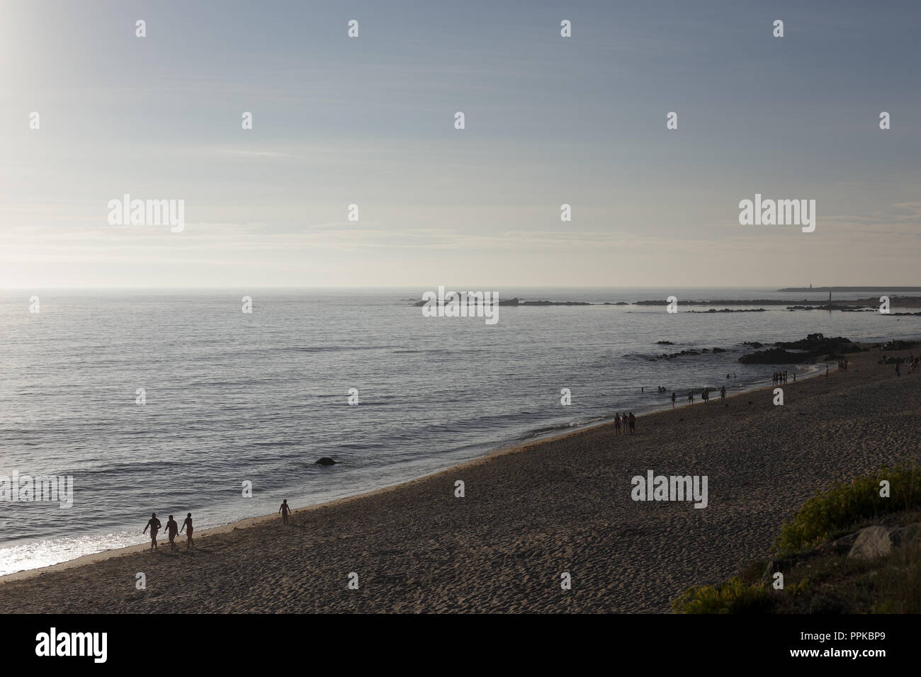Vila do Conde, Portugal - 6 août 2014 : Les gens qui marchent sur la plage au coucher du soleil Banque D'Images