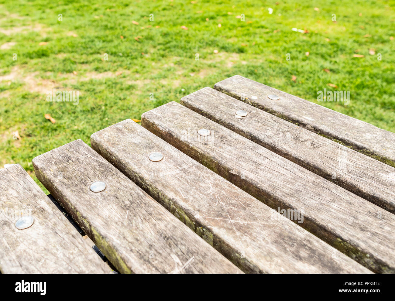 Close up d'une piscine vintage table en bois avec fond d'herbe. Parfait pour un placement de produit. Banque D'Images